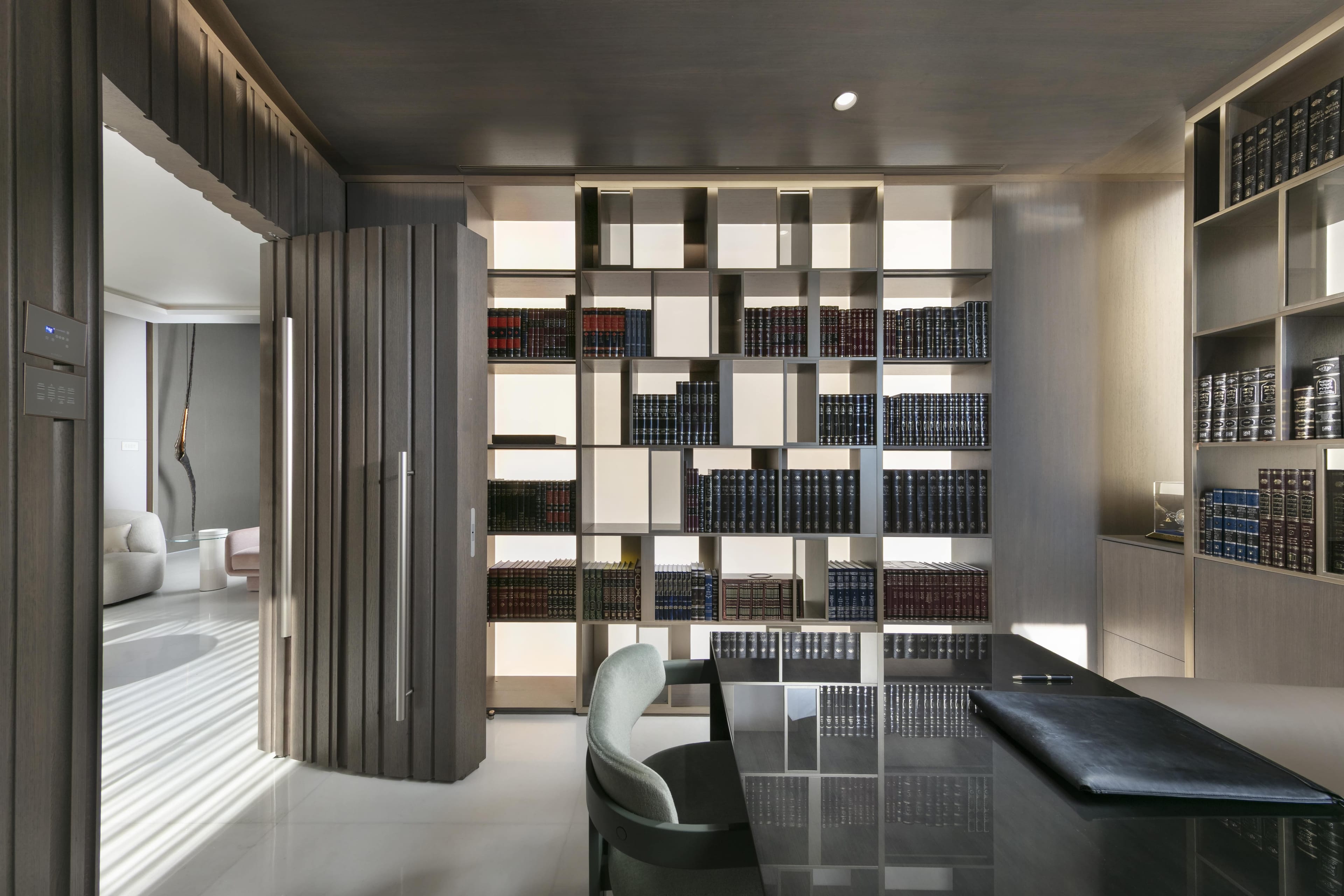 LV House - Image 13