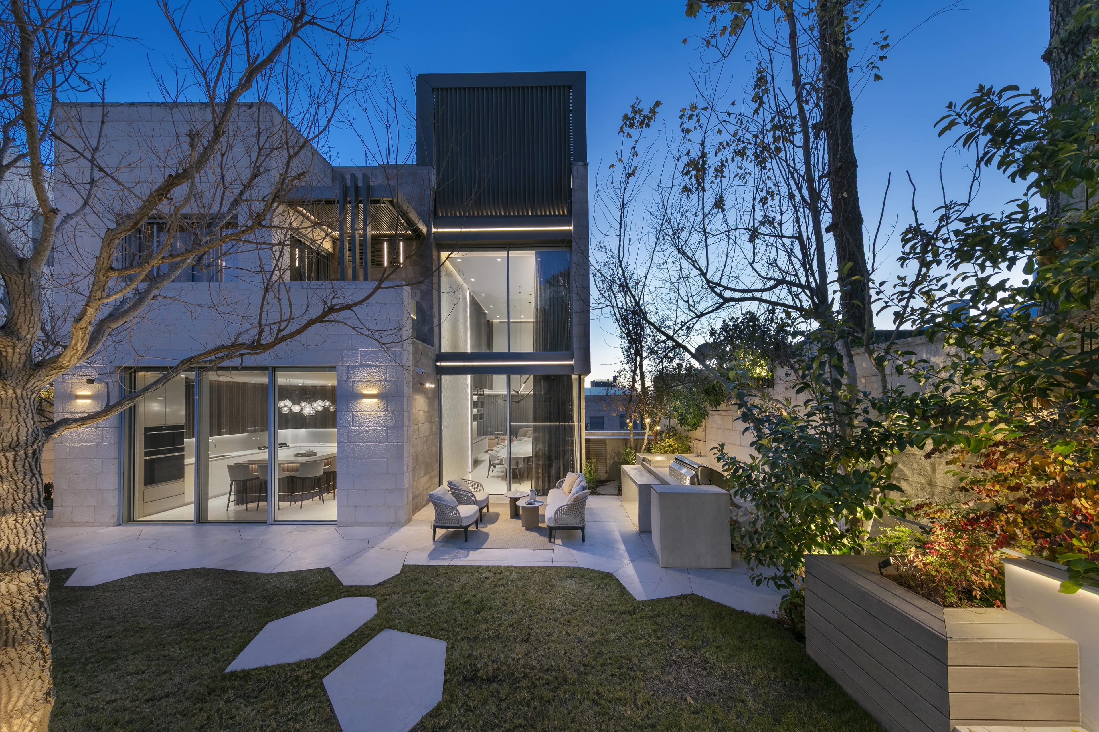LV House - Image 19